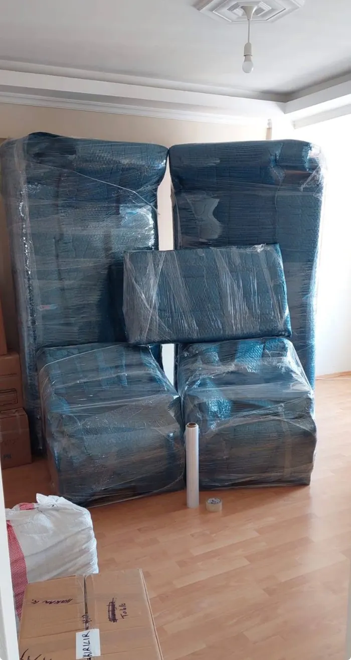 Boş odada paketlenmiş dolap ve yatak parçaları
